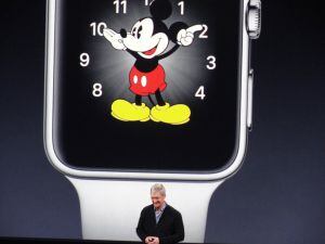 Tim Cook, CEO de Apple, delante del Apple Watch con diseño de Disney