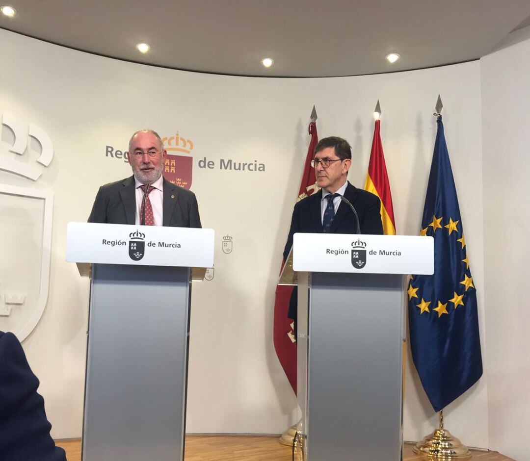 Francisco Miralles, Colegio de Médicos, junto a Manuel Villegas, consejero de Salud, comparecen en el Palacio de San Esteban, tras reuirse con el presidente de la Comunidad