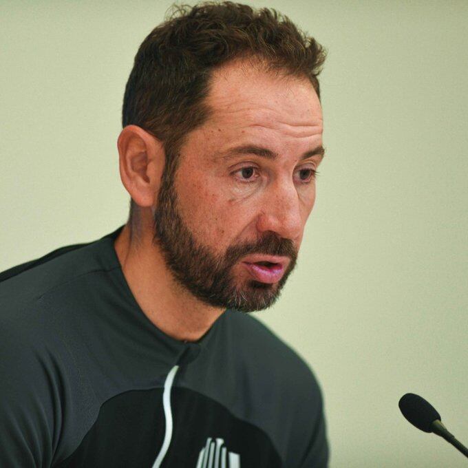 Machín en la Sala de Prensa del Elche durante la previa del partido en Sevilla