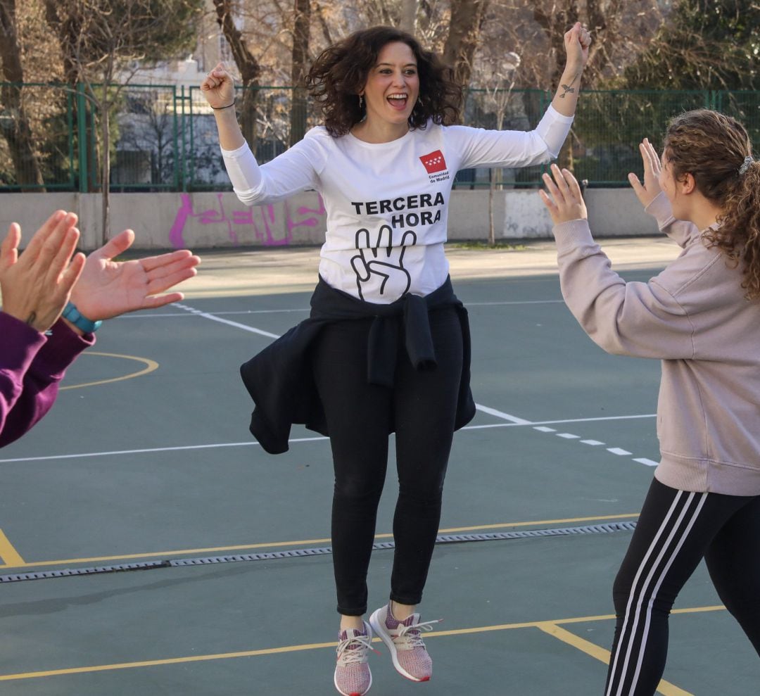 La presidenta de la Comunidad de Madrid, Isabel Díaz Ayuso hace ejercicio con alumnos y profesores después de la presentación de la ampliación de una tercera hora de la asignatura de Educación Física que comenzará el próximo curso, en el IES Santamarca, en Madrid (España), a 9 de enero de 2020.