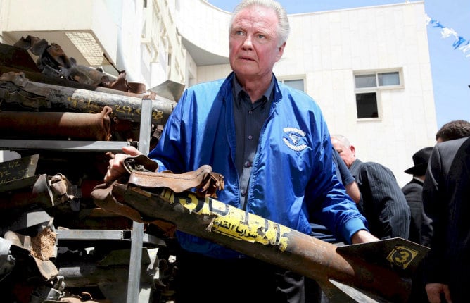 Jon Voight inspecciona un misil Qassam lanzado por rebeldes palestinos en la celebración del 60 aniversario de la fundación del Estado de Israel en 2008