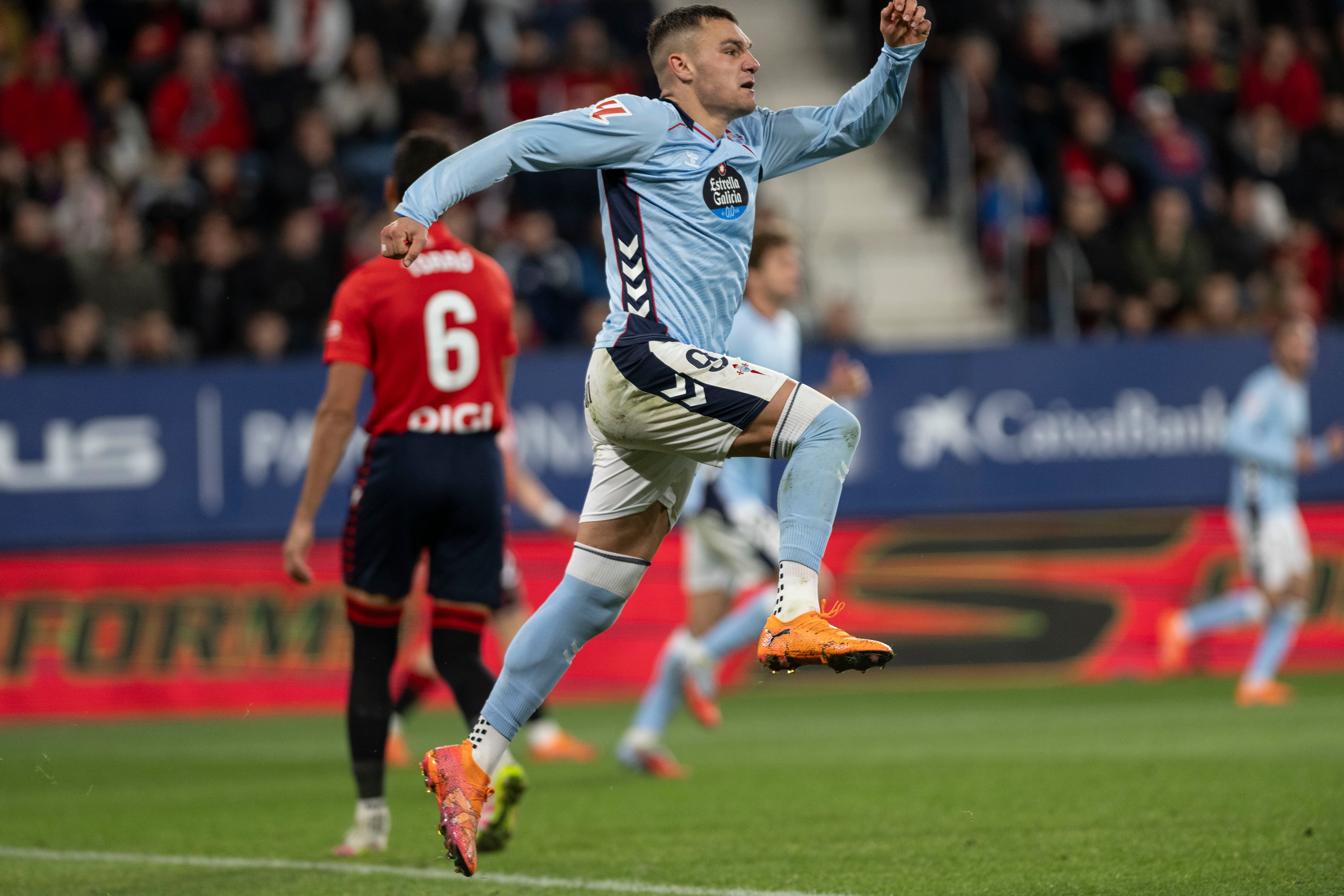 PAMPLONA, 26/10/2025.- El delantero del Celta de Vigo Ferrán Jutglà, celebra su segundo gol contra el Osasuna, durante el partido de la jornada 10 de LaLiga EA Sports que CA Osasuna y Celta de Vigo disputan este domingo en el estadio de El Sadar, en Pamplona. EFE/Iñaki Porto
