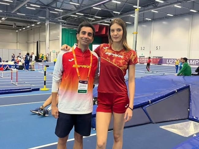 Daniel Martí, mejor entrenador, con una deportista