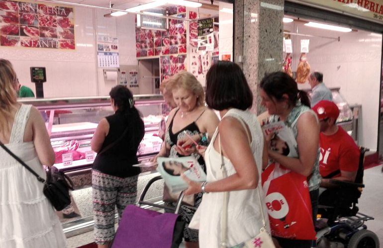 Candidatas del PSOE haciendo campaña en la Plaza de Abastos de la Castellana de Palencia