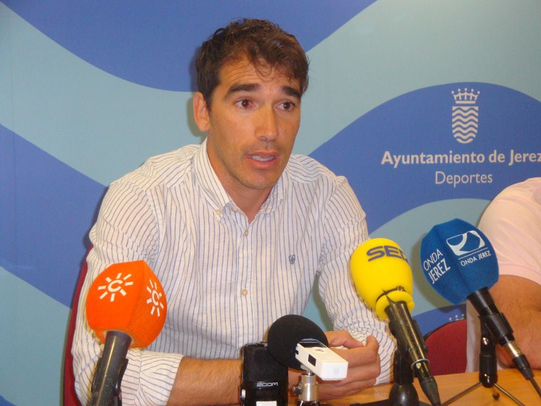 Francis, entrenador del Xerez DFC B durante una rueda de prensa