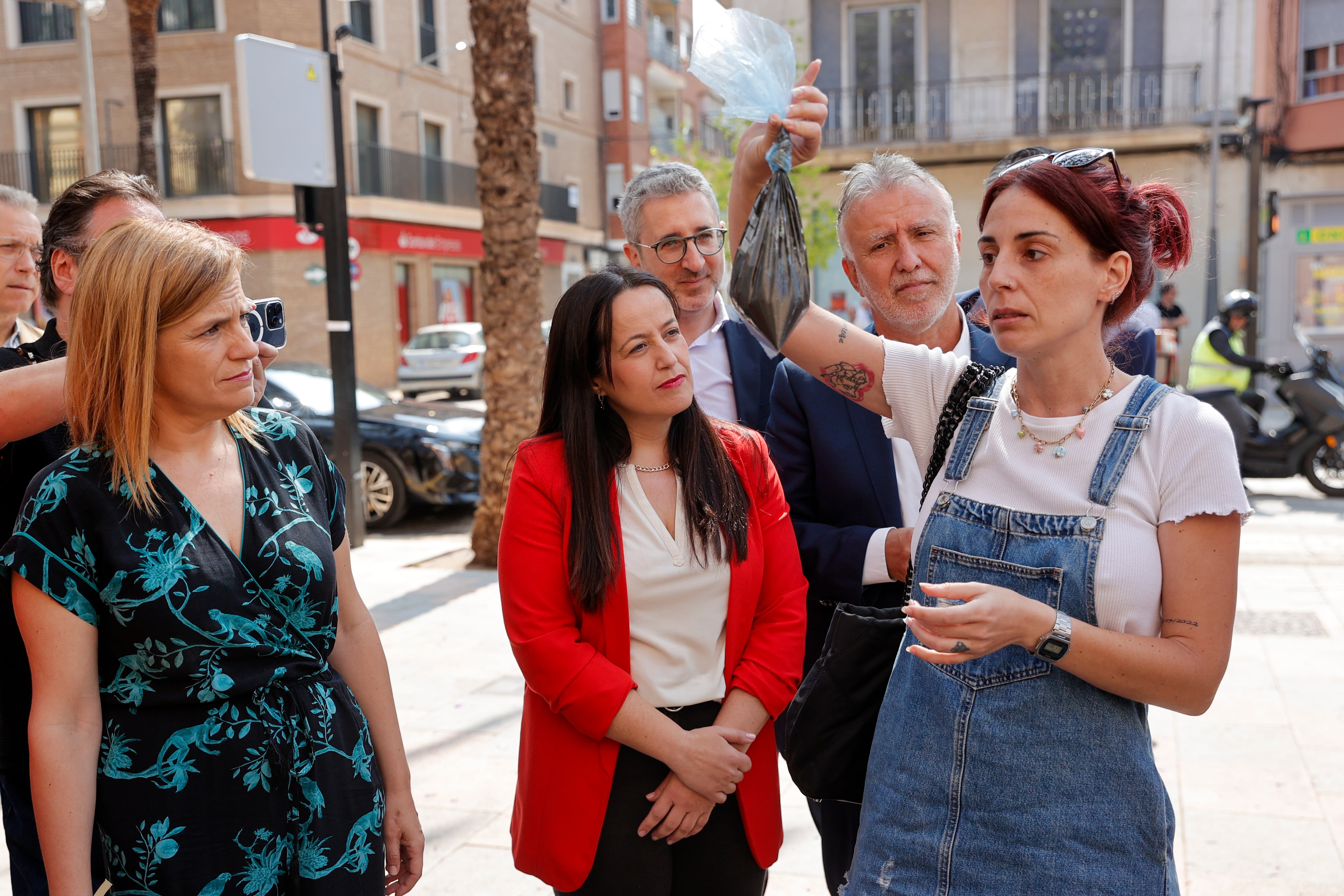 El ministro de Política Territorial y Memoria Democrática, Ángel Víctor Torres, la delegada del Gobierno, Pilar Bernabé (i), y la alcaldesa de Catarroja, Lorena Silvent, atienden a Neus Royo, una vecina, durante su visita a Catarroja y Alfafar, el pasado 4 de junio.