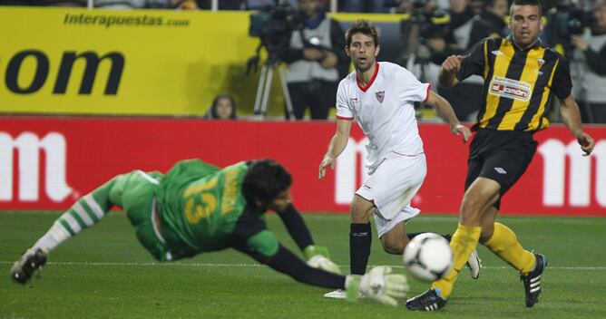 El centrocampista del Sevilla, Campaña, lanza a porteria ante los jugadores del San Roque, Madruga y el defensor Rojas, durante el encuentro de vuelta de los dieciseisavos de la Copa del Rey, que ambos equipos disputan esta noche en el estadio Sánchez Piz