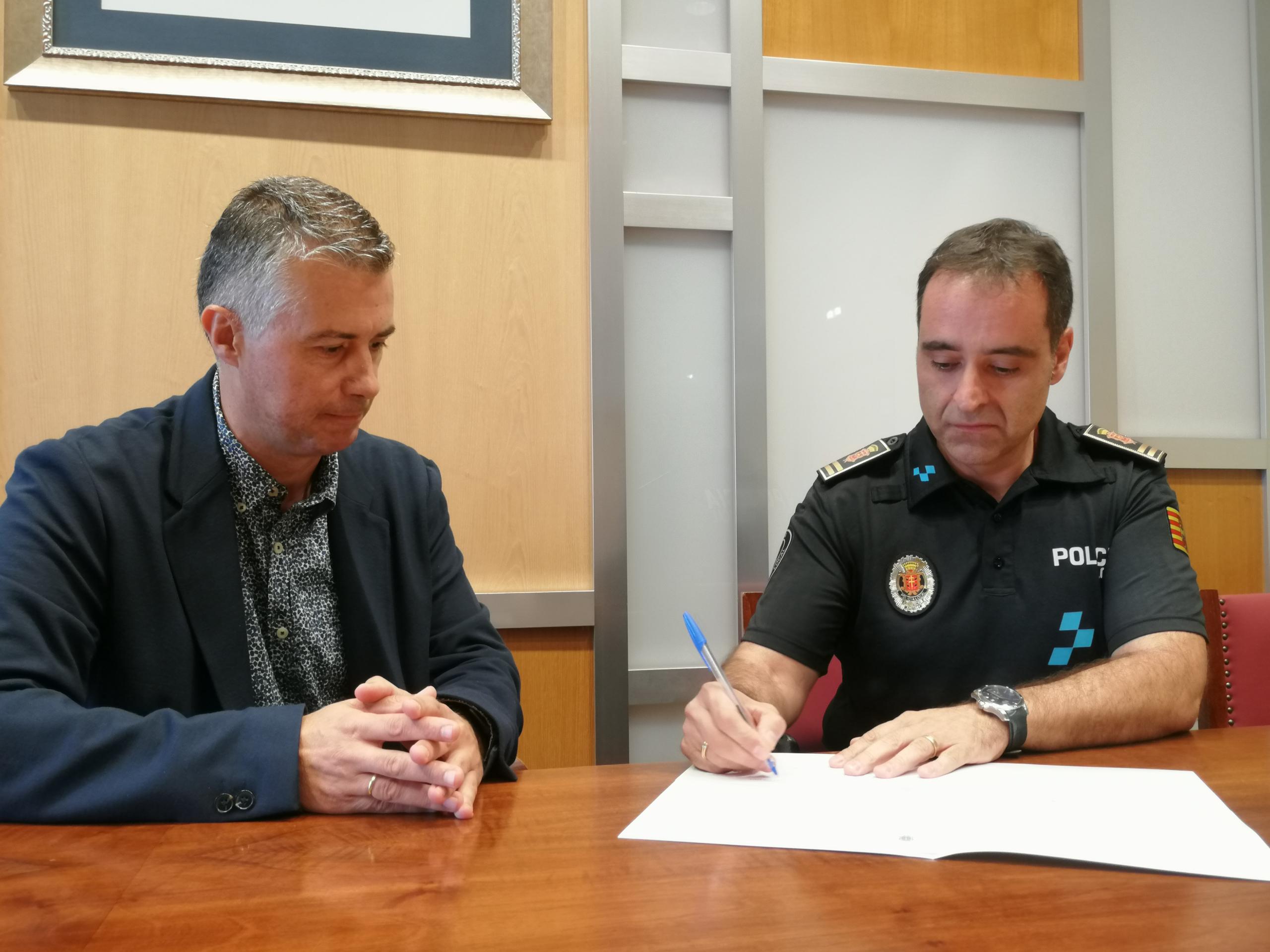 Firma de la toma de posesión oficial de Cesar Ara como nuevo sub Inspector jefe de la policía local de Jaca