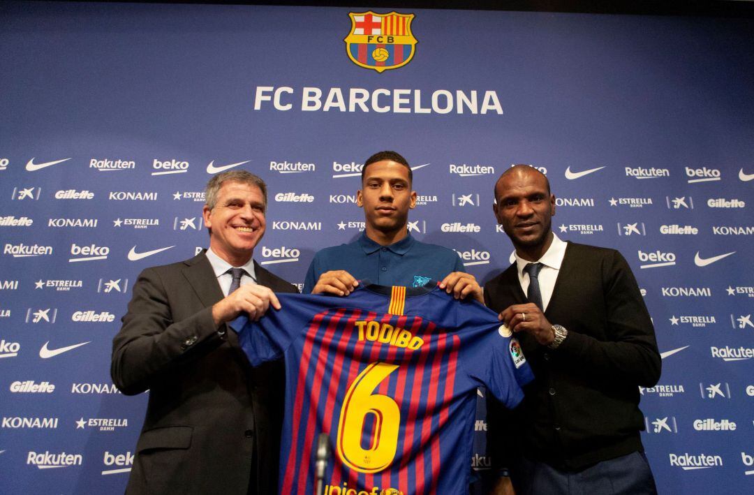 El central francés de 19 años Jean Clair Todibo, junto al vicepresidente deportivo del FC Barcelona, Jordi Mestre.