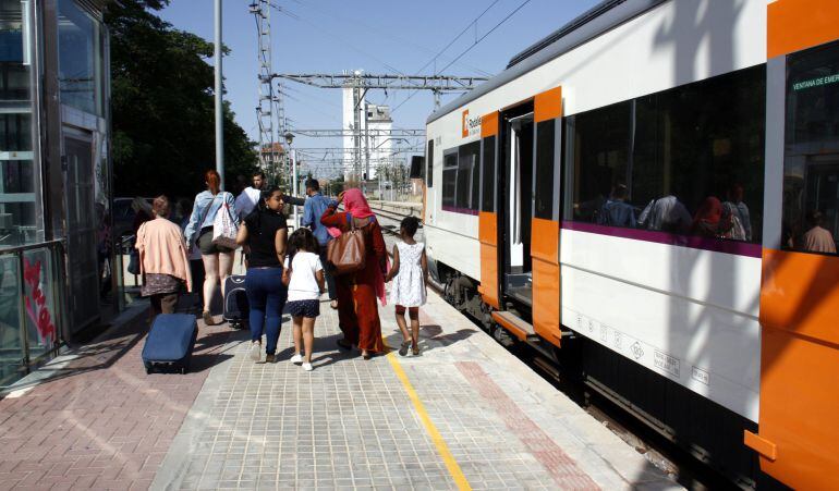 Passatgers baixant del tren de la R-12 a Cervera per agafar un autobús fins a Tàrrega amb motiu de tall ferroviari a la Granyanella, el 4 de juliol de 2016.