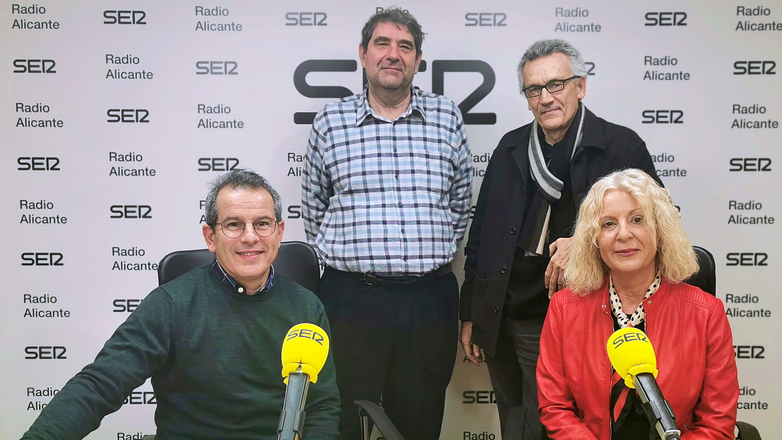 (Izq. a dcha.) Carlos Arcaya, director de Hoy por Hoy Alicante; Justo Oliva, arquitecto; Javier García Solera, arquitecto e hijo de Juan Antonio García Solera; María del Olmo, directora del Archivo Histórico Provincial de Alicante