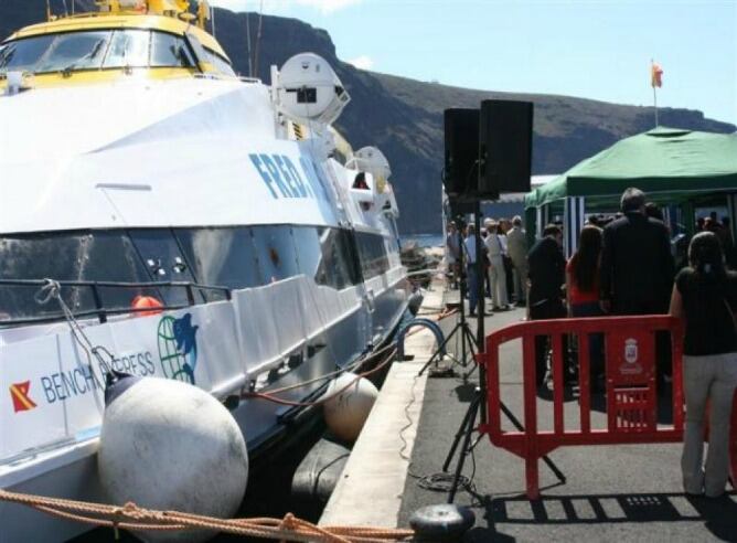 Una embarcación de Fred Olsen atracada en el puerto de Valle Gran Rey