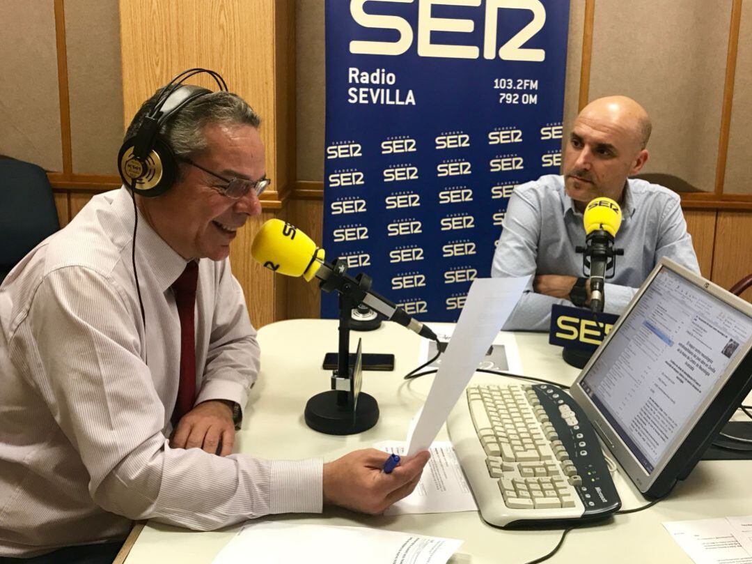 El doctor Fernando Fabiani, a la derecha de la imagen, junto a Salomón Hachuel en el estudio de Hoy por Hoy