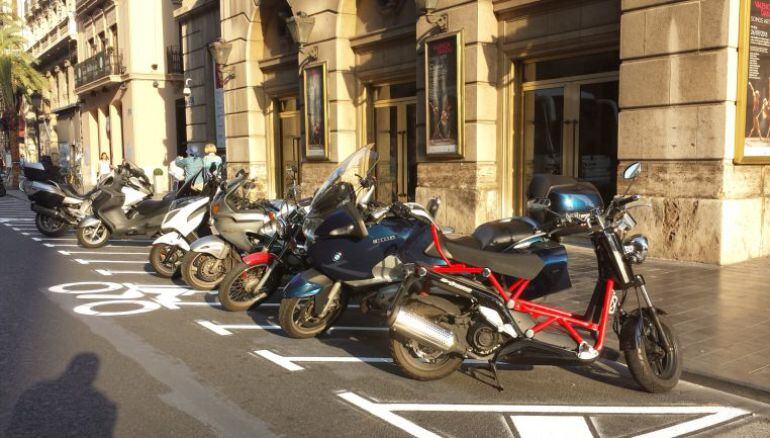 Motos estacionadas en la acera de la fachada del Teatro Principal, en la calle Barcas