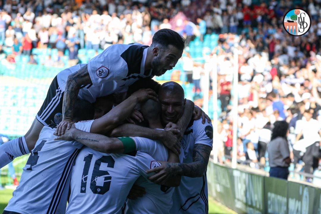 Imagen de los jugadores celebrando un gol ante el Internacional.