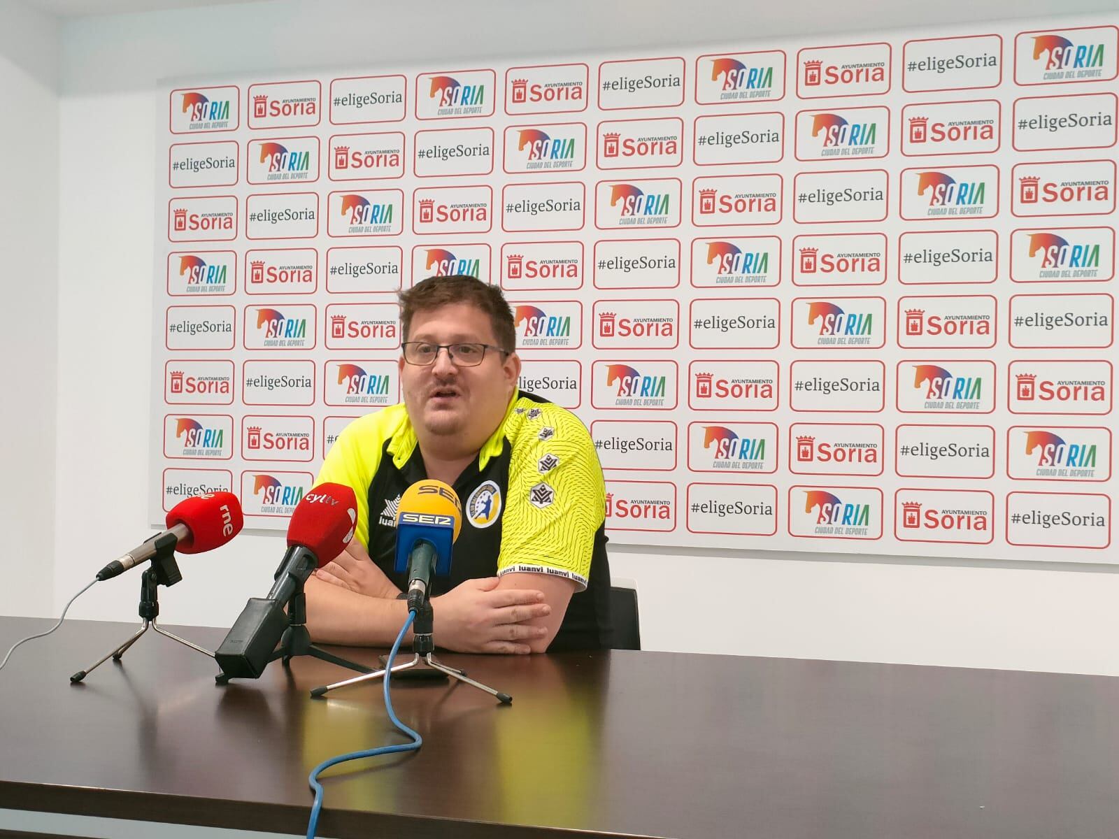 El entrenador del Balonmano Soria, Jordi Lluelles, en rueda de prensa.