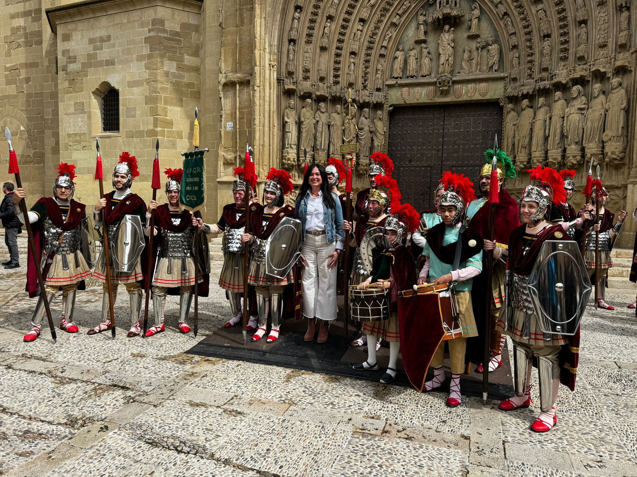 Lorena Orduna junto a los romanos, antes de su desfile