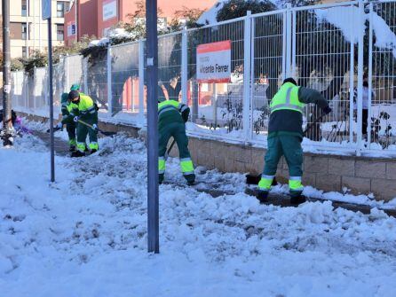 Trabajo de operarios municipales de Getafe en el colegio Vicente Ferrer del municipio.