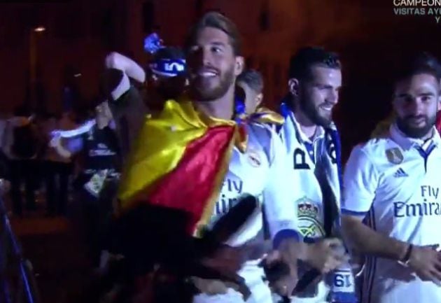 Sergio Ramos, Nacho y Carvajal, antes de colocar la bandera sobre la diosa Cibeles