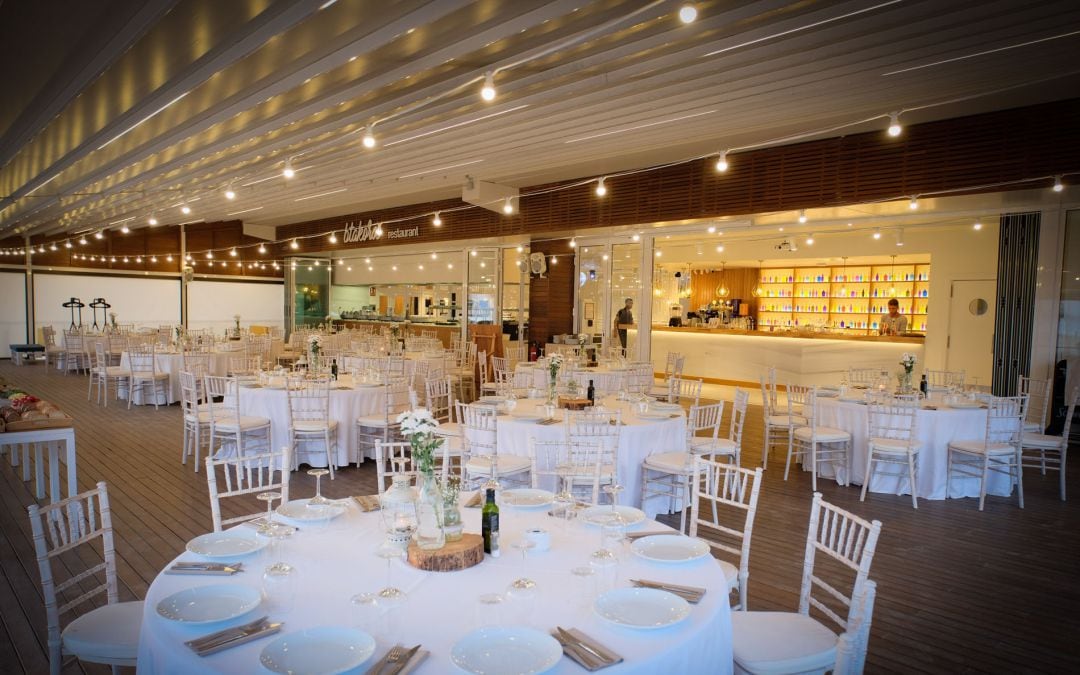 Imagen de archivo de un salón preparado para un convite de boda