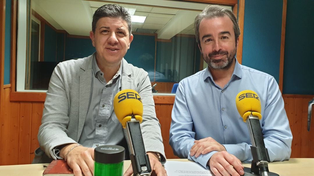 Paco Sierra y Juan Luis Vidal en el estudio de La Ventana de Cantabria