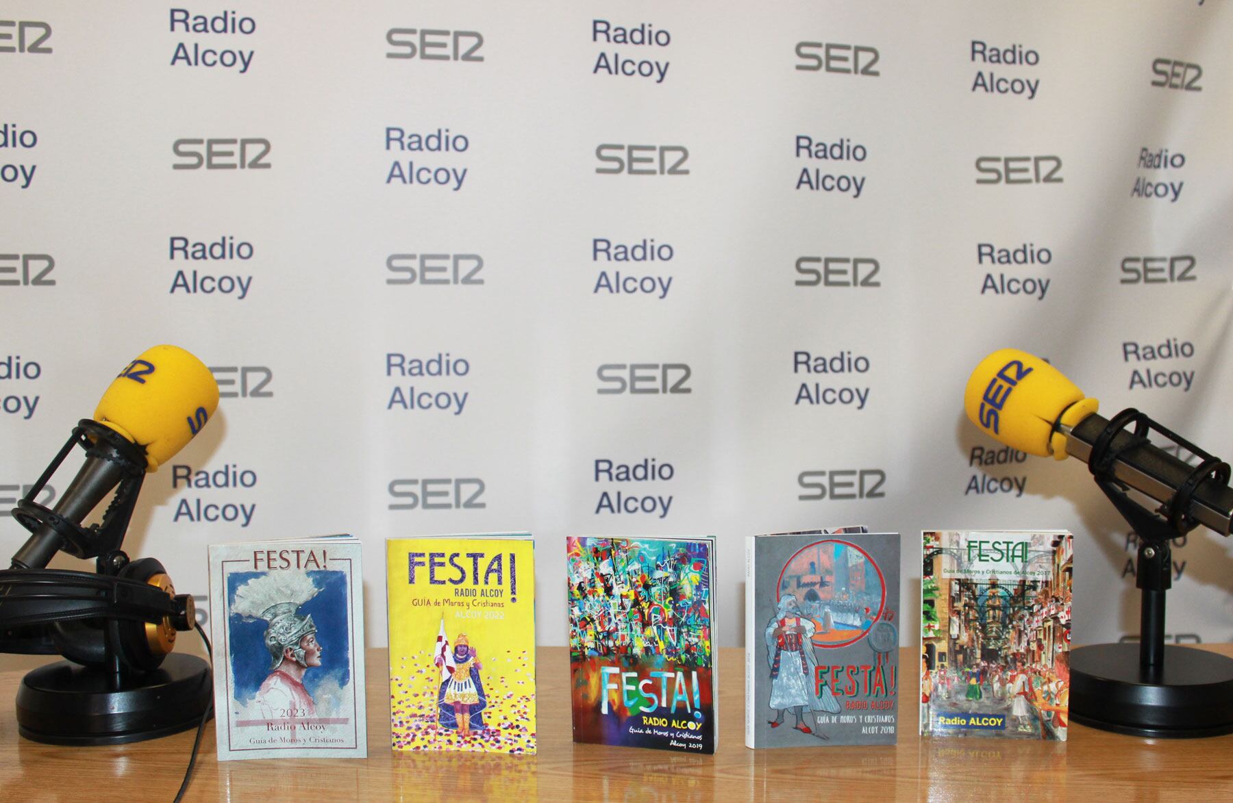 Las últimas cinco ediciones de Festa!, la guía de Moros y Cristianos de Radio Alcoy.