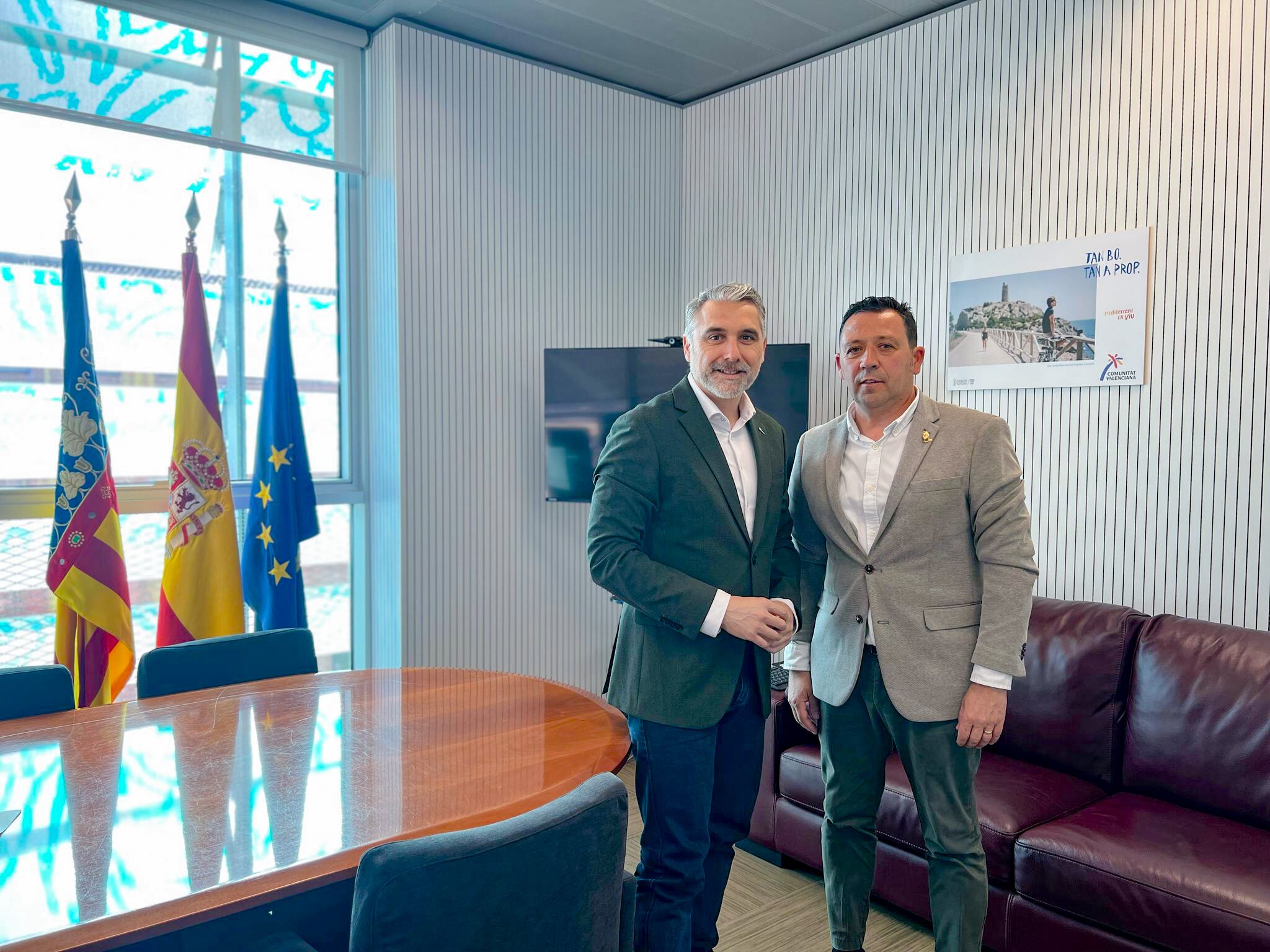 El presidente de la Sociedad de Festeros, Ricardo Calabuig, junto al secretario autonómico de Turismo, José Manuel Camarero, durante el encuentro institucional en el que abordaron los preparativos de las primeras fiestas con reconocimiento internacional