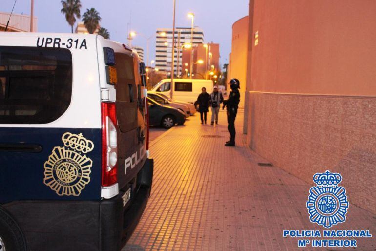 Agentes de la Policía Nacional en la Barriada de La Paz