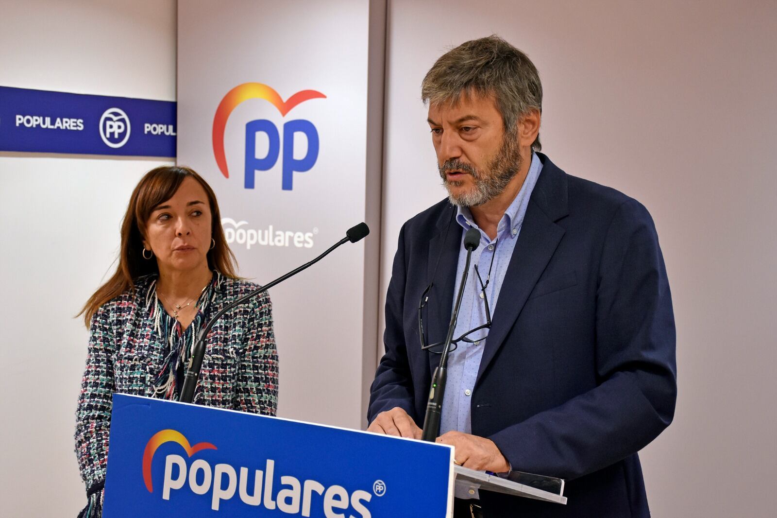 Gerardo Oliván en rueda de prensa junto a Gemma Allué