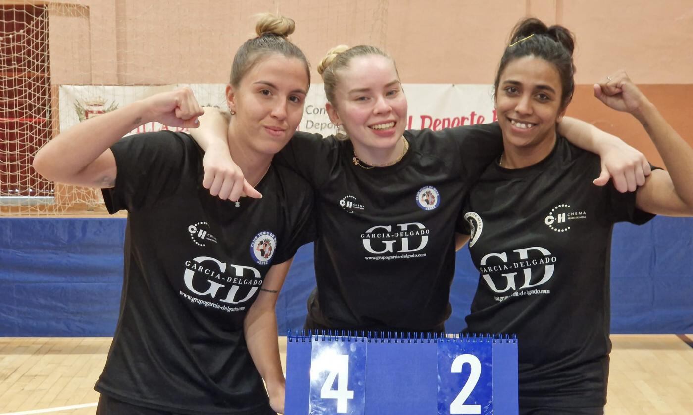 Las jugadoras del CTM Jerez celebran la victoria ante el Helios y el ascenso a Superdivisión.