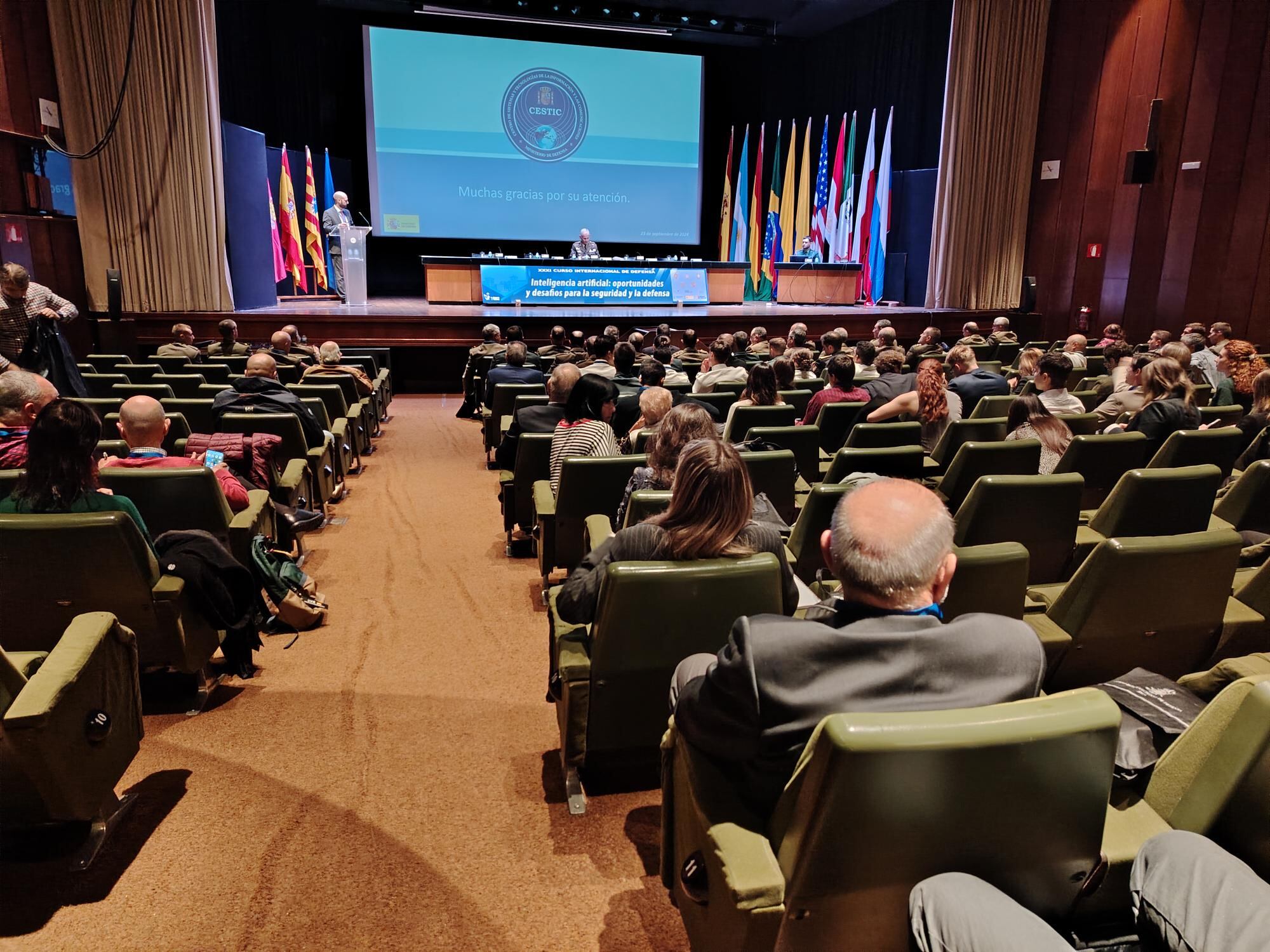 El teniente general José María Millán, impartía la conferencia inaugural "La IA: seguridad y defensa"