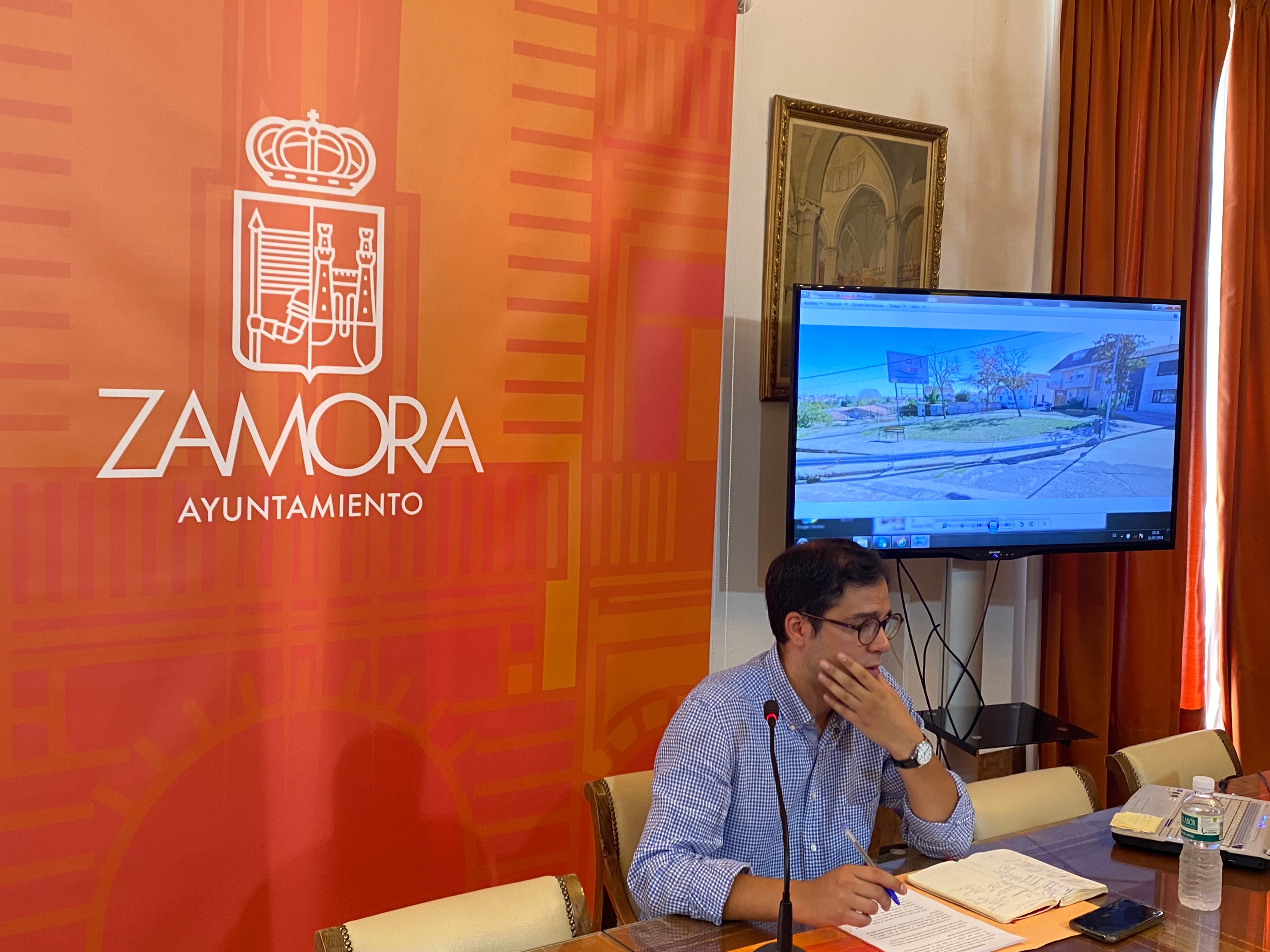 El concejal Pablo Novo en la presentación del proyecto de ajardinamiento