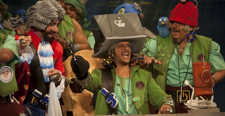  La chirigota "Los piratas informáticos", durante el Concurso Oficial de Carnaval en preliminares