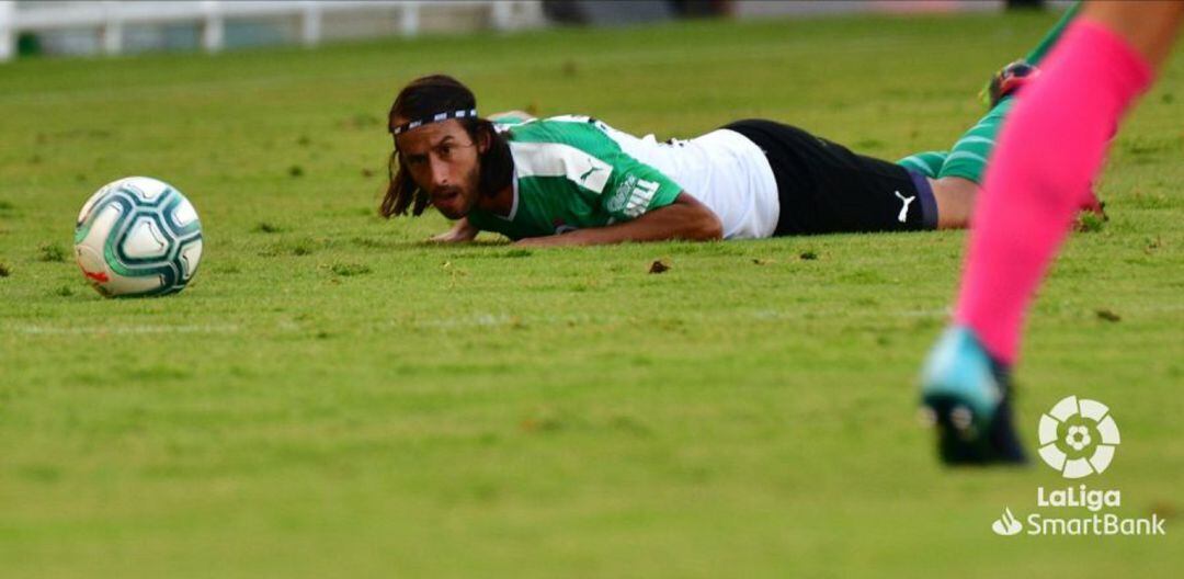 Mario Ortiz en el suelo en el partido contra el Málaga de la primera jornada