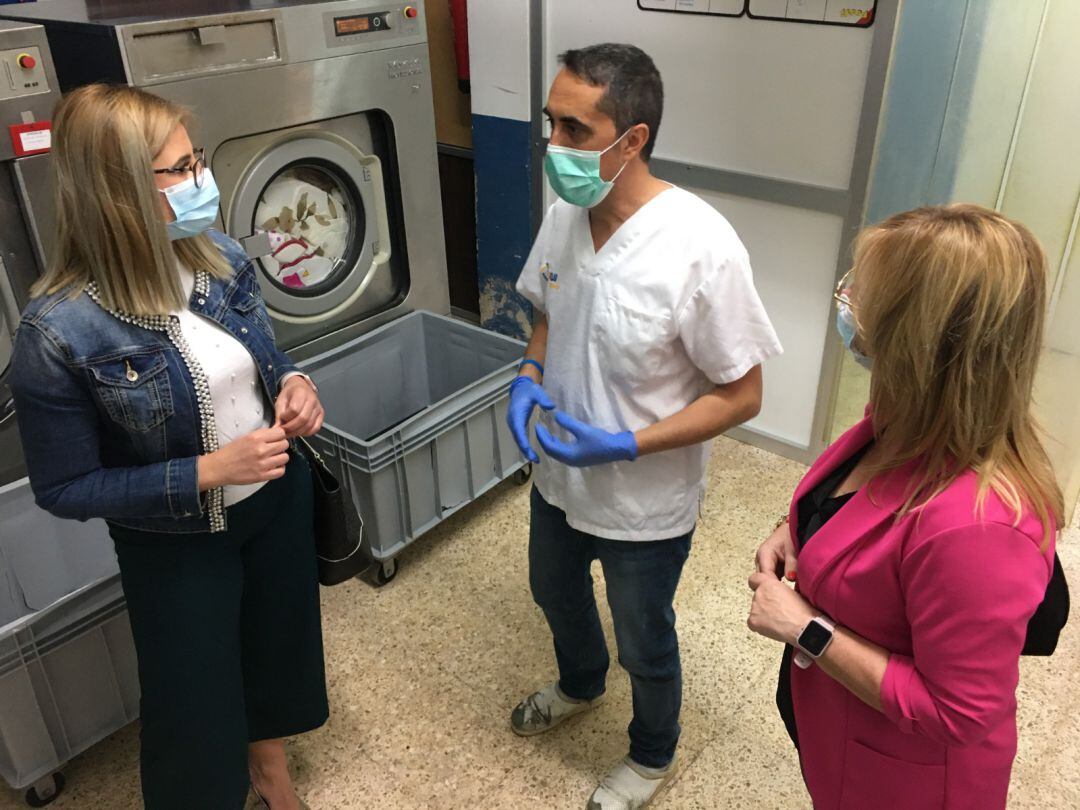 La alcaldesa de Petrer, Irene Navarro (I), Juani Ochoa, edil de Sanidad y Vicente Pastor de Clat Lavandería