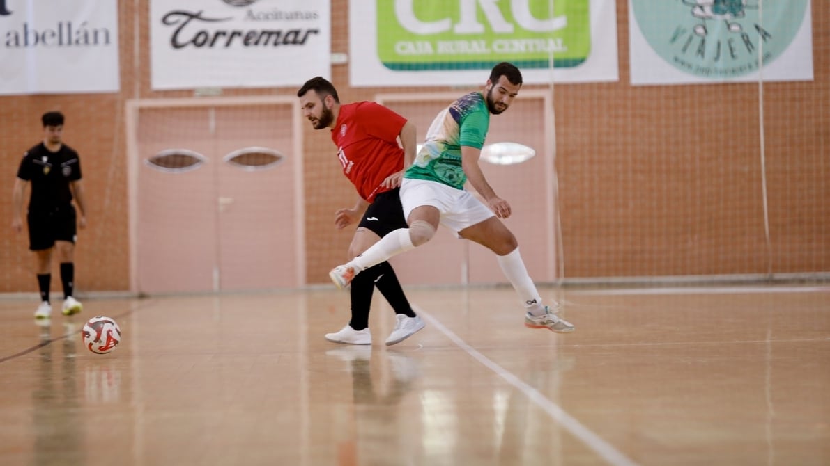 Aarón Barceló pelea un balón