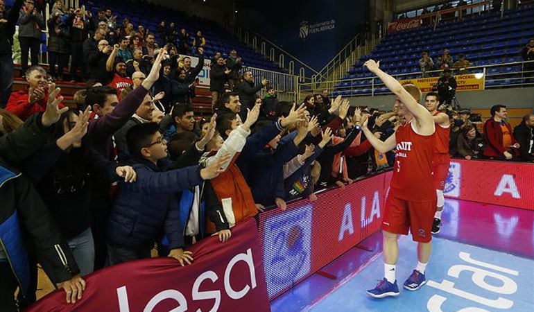 Luka Rupnik saluda a jóvenes aficionados del &#039;Fernando Martín&#039; durante un partido esta temporada