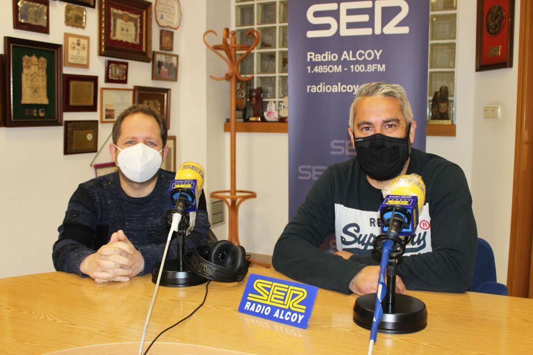 Jaume Gosálbez y Jordi Prats, en los estudios de Radio Alcoy