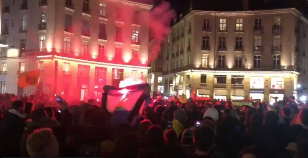 Aficionados del Nantes se concentran para apoyar a Sala. 