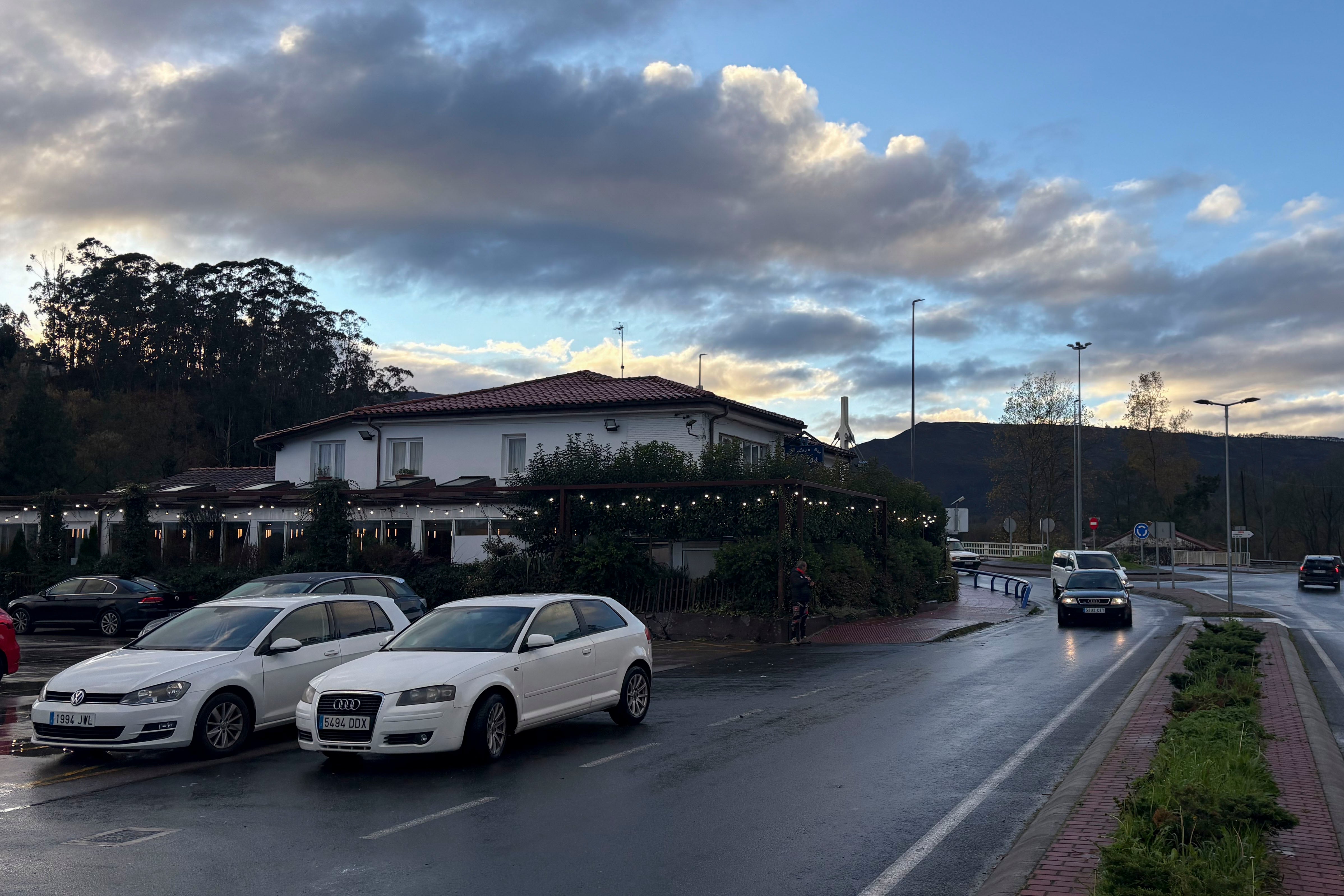 CABEZÓN DE LA SAL (SANTANDER), 30/11/2025.- Tres jóvenes de 22, 23 y 25 años, han fallecido esta madrugada tras salirse de vía el vehículo en el que viajaban en la N-634, en el municipio de Cabezón de la Sal. El conductor ha perdido el control del vehículo y se ha subido por una isleta dando varias vueltas hasta quedar detenido en el aparcamiento de un restaurante cercano. El accidente ha tenido lugar a las 00.30 horas en el punto kilométrico 244,9 de la carretera nacional N-634, antes del puente de Virgen de la Peña. EFE/ Eva García