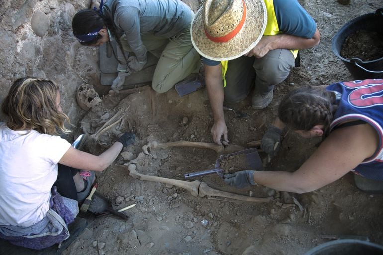 Voluntarios localizan los restos de un hombre joven en el cementerio antiguo de Ponferrada