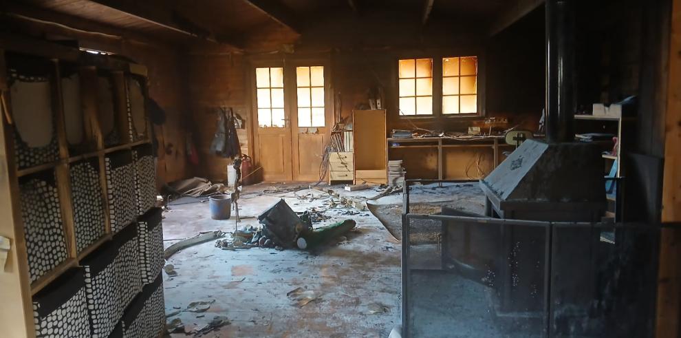 El incendio dejó una de las tres aulas de madera completamente inservible.