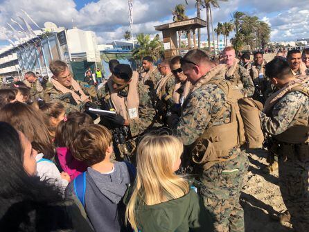 Los más pequeños se han hecho fotos y han pedido autógrafos a los marines estadounidenses