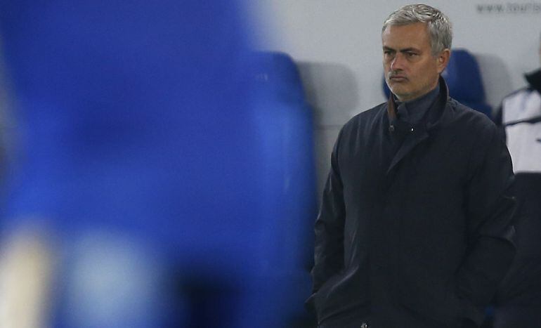 José Mourinho en el banquillo durante el partido del Chelsea ante el Leicester