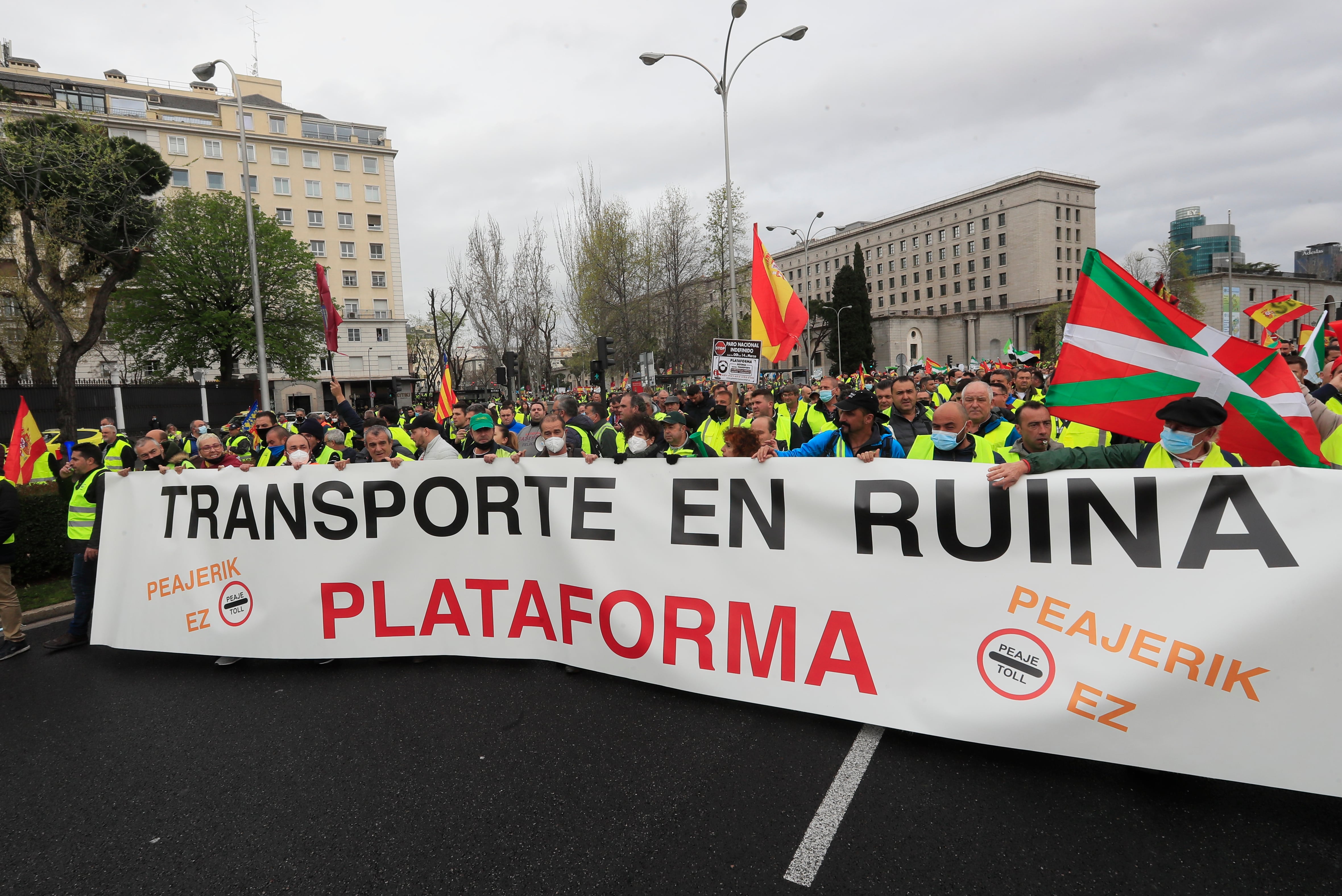 MADRID, 25/03/2022.- La plataforma de transportistas de mercancías que convocó el paro del sector se manifiesta en Madrid para que el Gobierno &quot;visualice a las miles de familias&quot; que representa el colectivo. EFE/Fernando Alvarado
