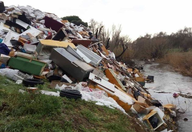 Vertedero en la orilla del río Guadarrama