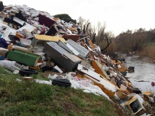 Vertedero en la orilla del río Guadarrama