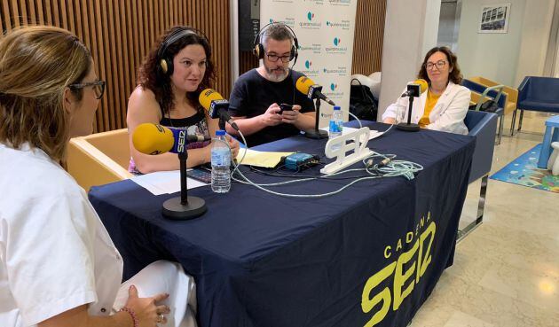 De derecha a izquierda: Natalia Rodríguez (Matrona); Paco Sánchez y Maica Sánchez (presentadores) y Marta Granados (Pediatra)