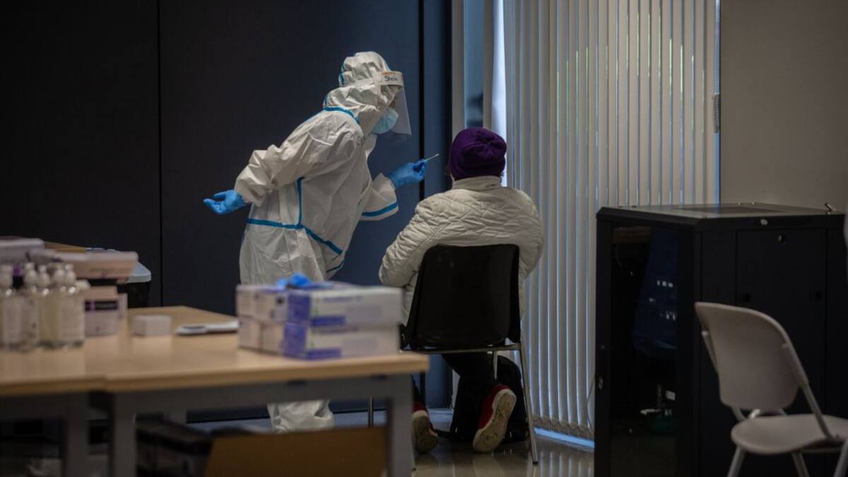 La fiebre de las PCR antes de Navidad: colas frente a laboratorios, certificados falsos y auto-test inválidos