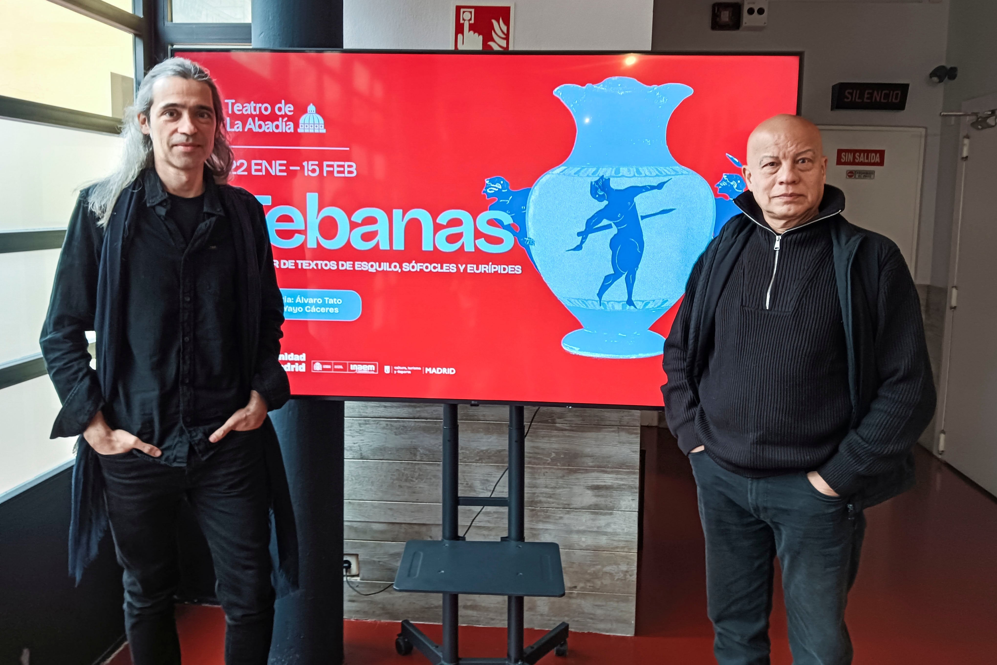 MADRID, 14/01/2026.- El dramaturgo Álvaro Tato (i) y el director Yayo Cáceres (d) posan durante la presentación de 'Tebanas' en Madrid. EFE/ Inma Tapia